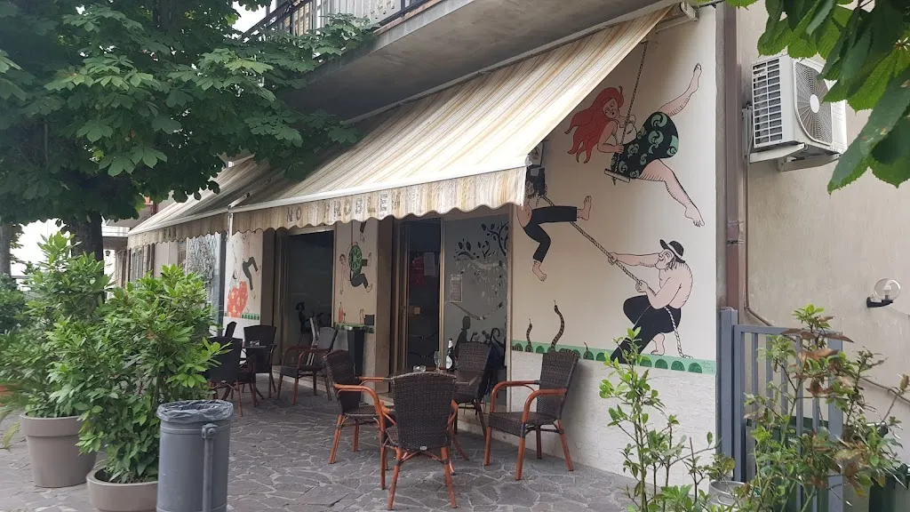 No Problem Cocktail Bar_Acquaviva Collecroce_slider_image_3