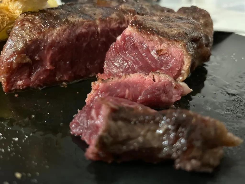 Gostyuzhev Maxim_Ristobar Braceria Black&White_Campomarino_review