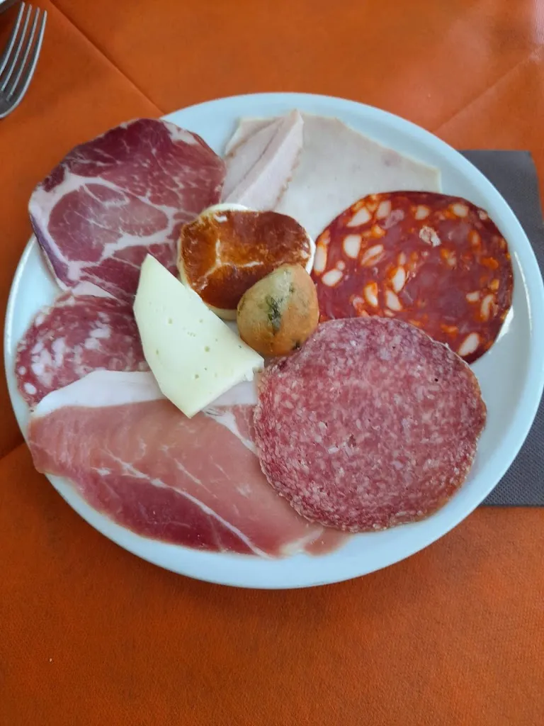 Danila Bruciaferri_Bar La Taverna...snack bar...ristoro...gelati..panini_Castelpetroso_review