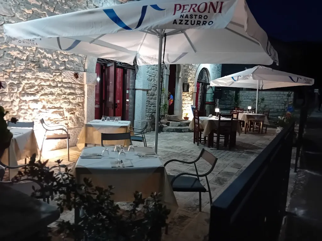 Scuderie Del Casale restaurant in Conca Casale