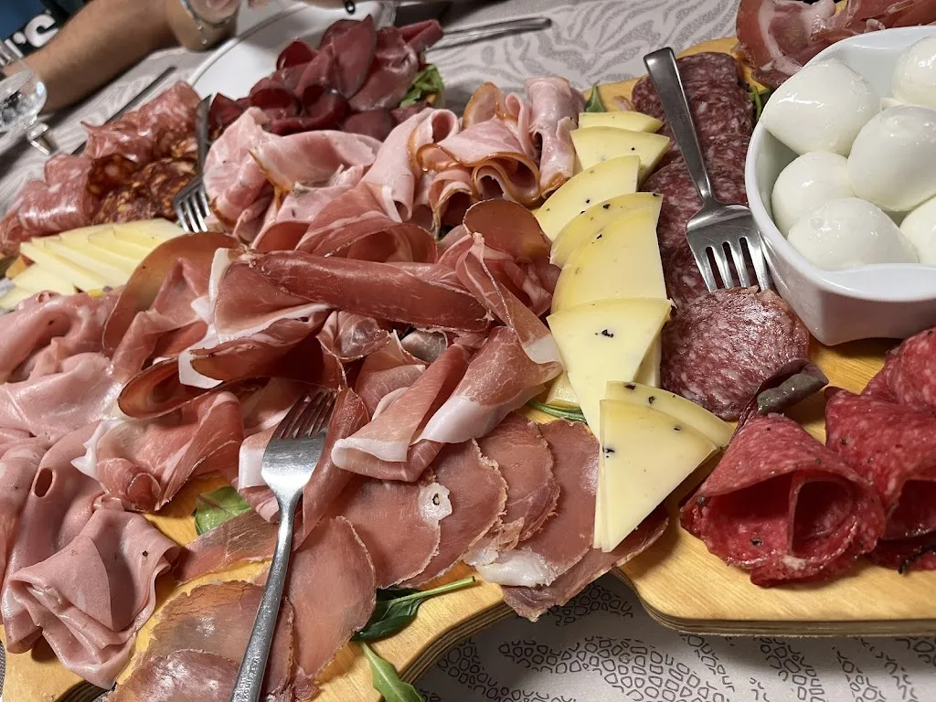 Ristorante La Falconara Pizzeria restaurant in Colli a Volturno