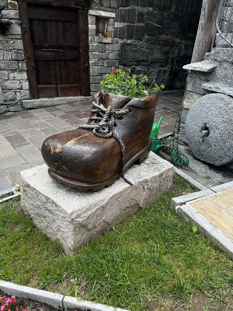 Aaron Frank_Hotel Meuble 'Vecchio Scarpone_Baceno_review