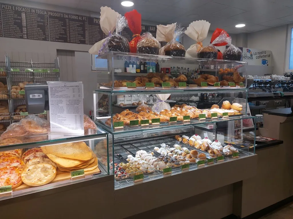 La Rotonda Bar Panificio Pasticceria Ristorante_Borgo Ticino_slider_image_1
