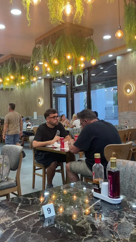 Instanbul Doner Kebap Pizza restaurant in Borgosesia