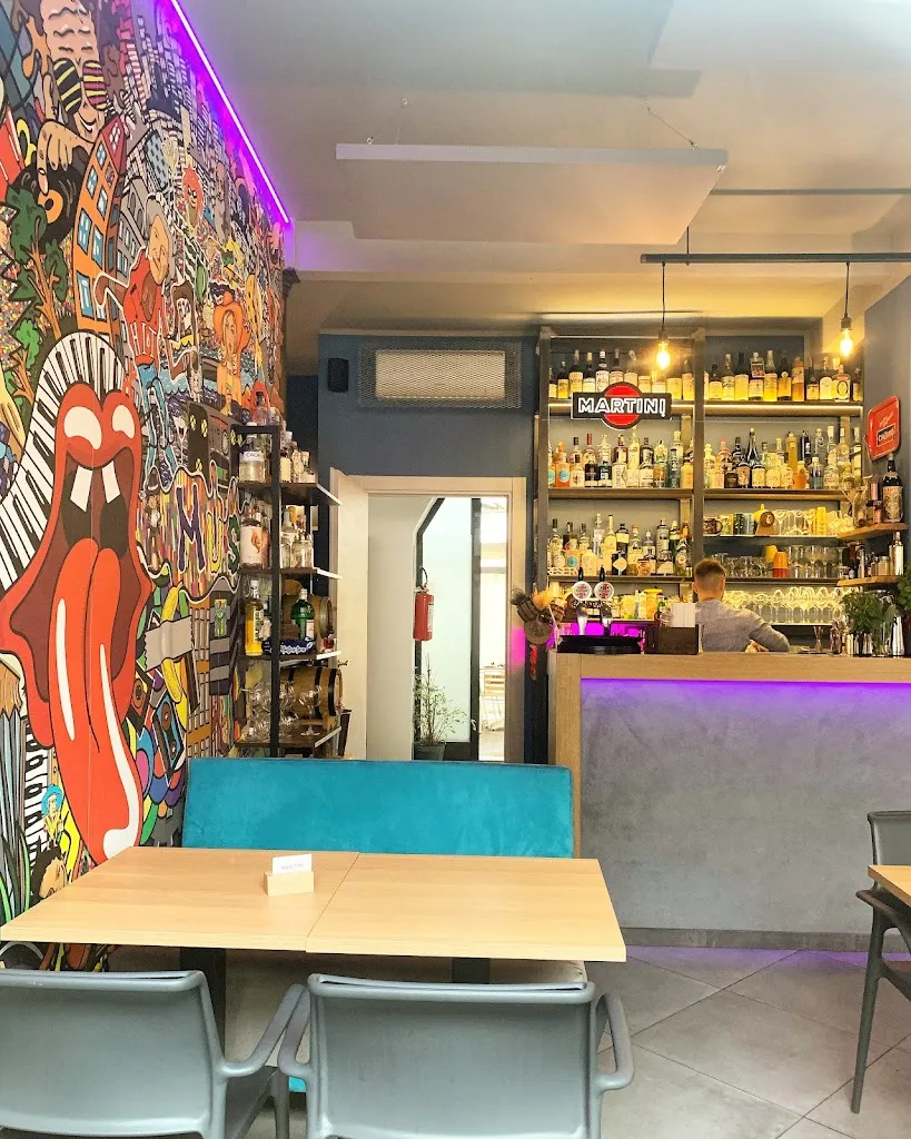MARTINI aperitivi, vini & cocktails restaurant in Borgomanero
