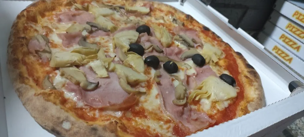 Pizzeria Beverly Hills Di Sorbara Daniele e Frau Lucia_Cameri_slider_image_3