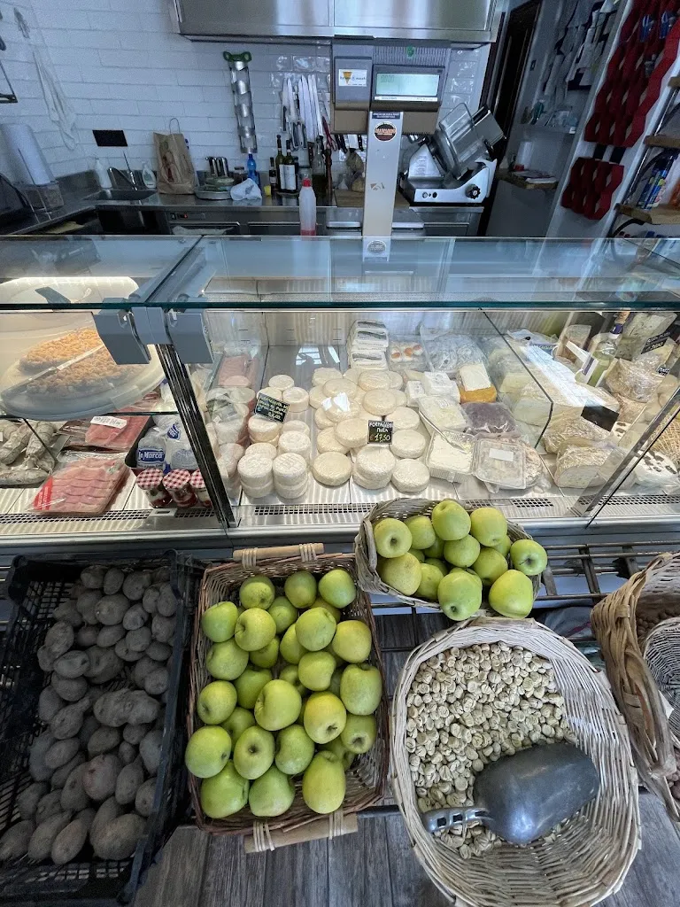 Famiglia Rolando Bottega & Ristorante_Caprauna_slider_image_3