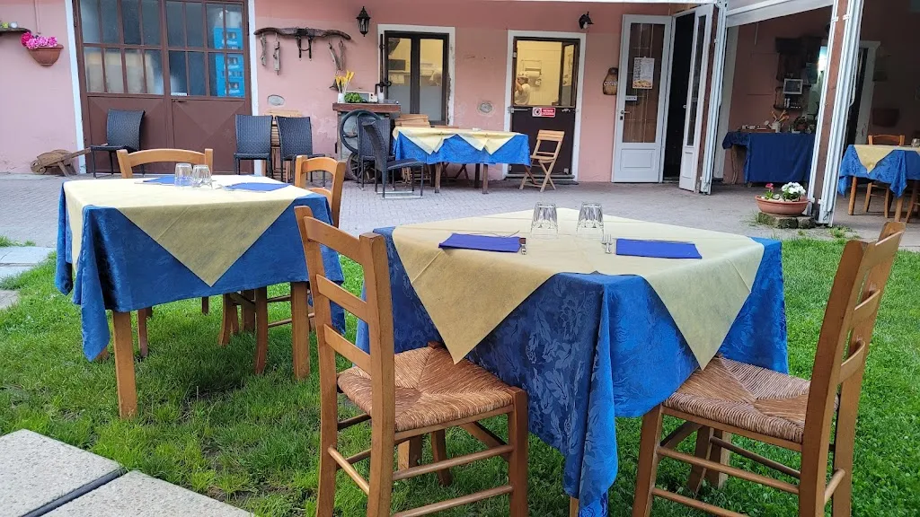 Trattoria Pizzeria Cascina Caravino restaurant in Caravino