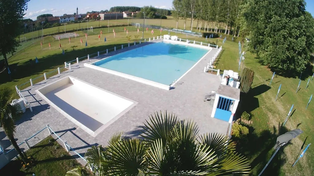 Piscina Circolo il Delfino restaurant in Caresana