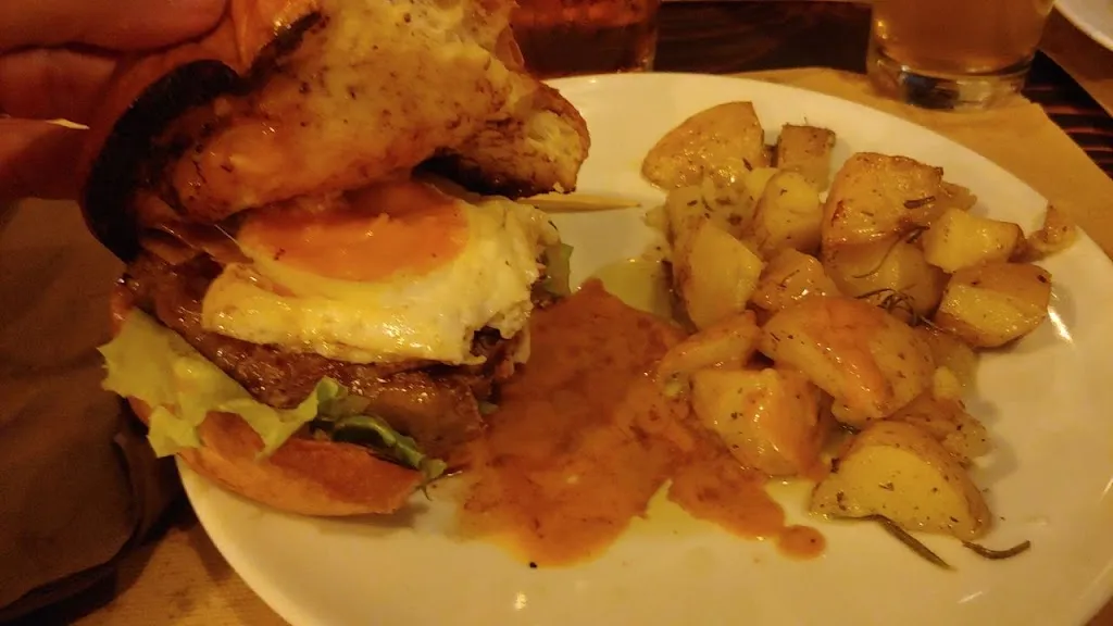 Mauro Elia_Bu&Co burger cocktail and pizza house_Castagneto Po_review