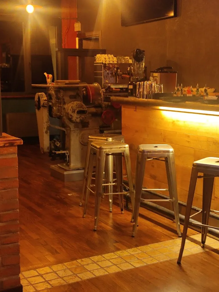 Bu&Co burger cocktail and pizza house_Castagneto Po_slider_image_2