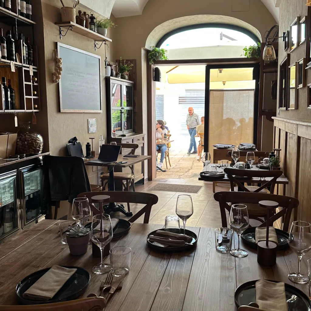 Osteria Piatti Chiari restaurant in Cisternino