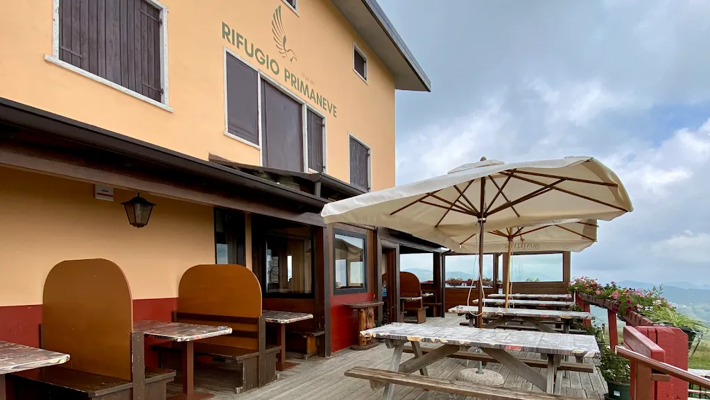 Rifugio Primaneve sul Monte Tomba restaurant in Chiesanuova
