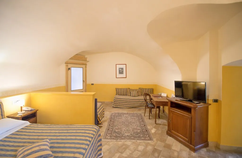 Hotel Castello Rosso_Costiglione Saluzzo_slider_image_3