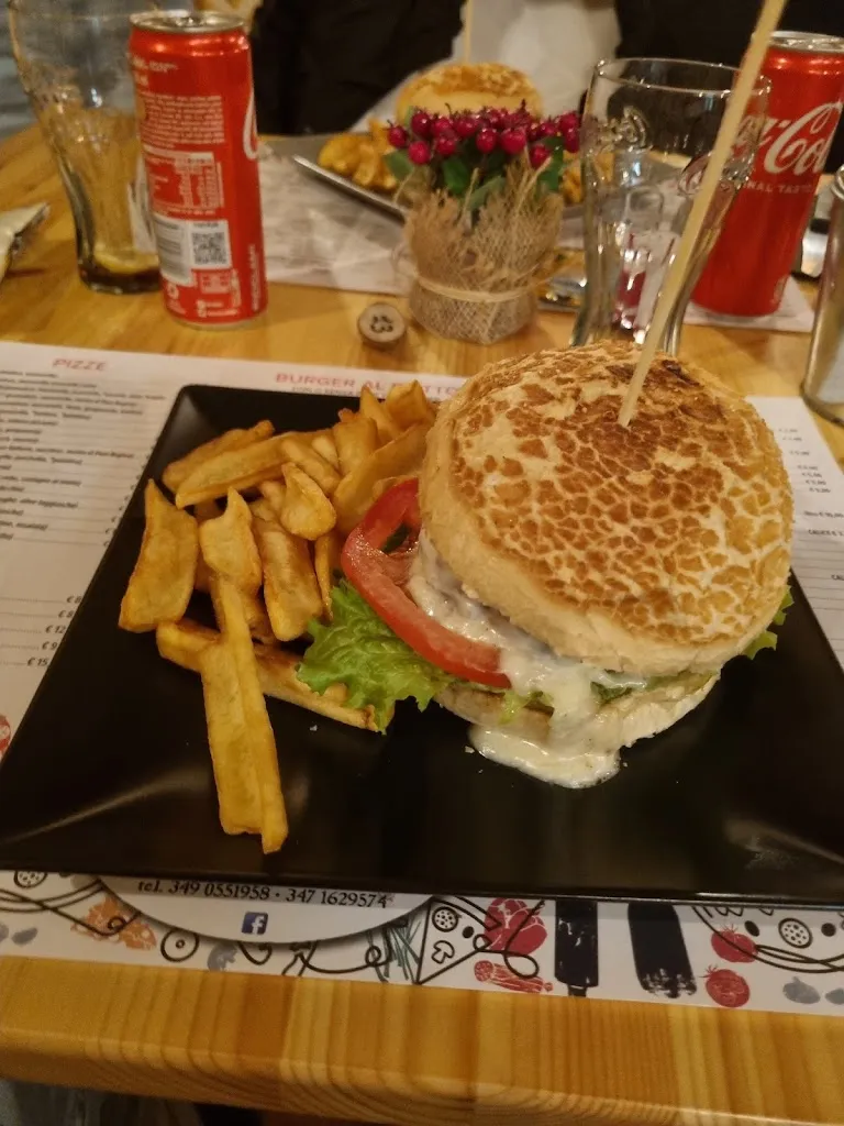 Serenella STUBE Pizza and Burger_Crissolo_slider_image_3