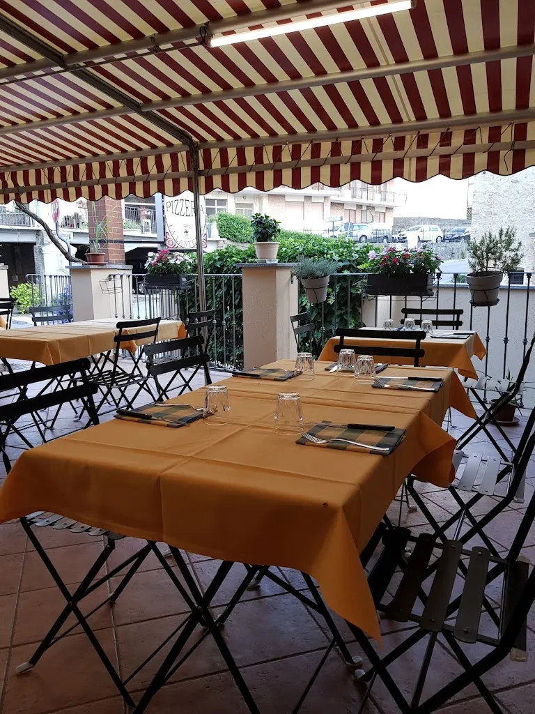 Pizzeria La Lanterna restaurant in Dogliani