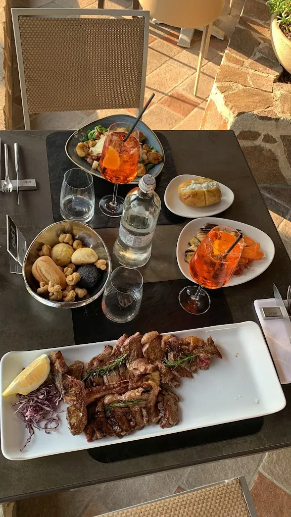 Logan Sollows_RED BEEF RESTAURANT_Dormelletto_review