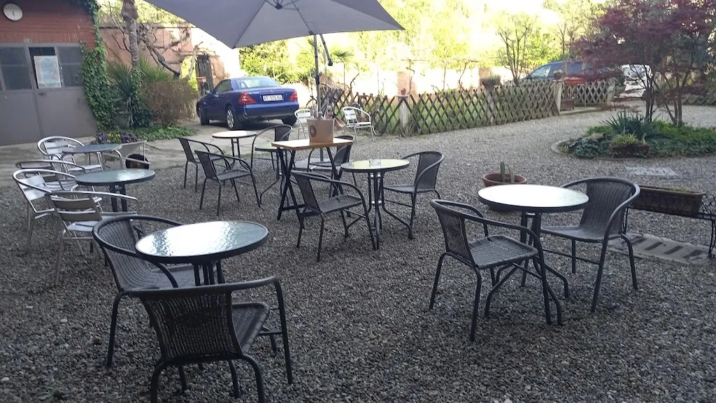 Vineria Osteria l'aperikrusco restaurant in Fara Novarese