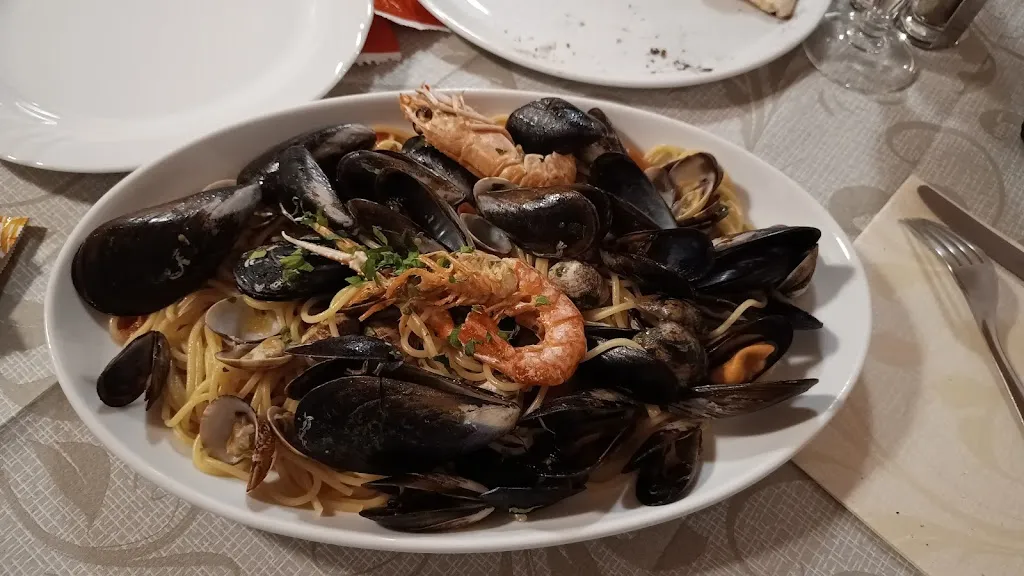 Miron W_Ristorante Pizzeria Cala Azzurra_Granozzo con Monticello_review