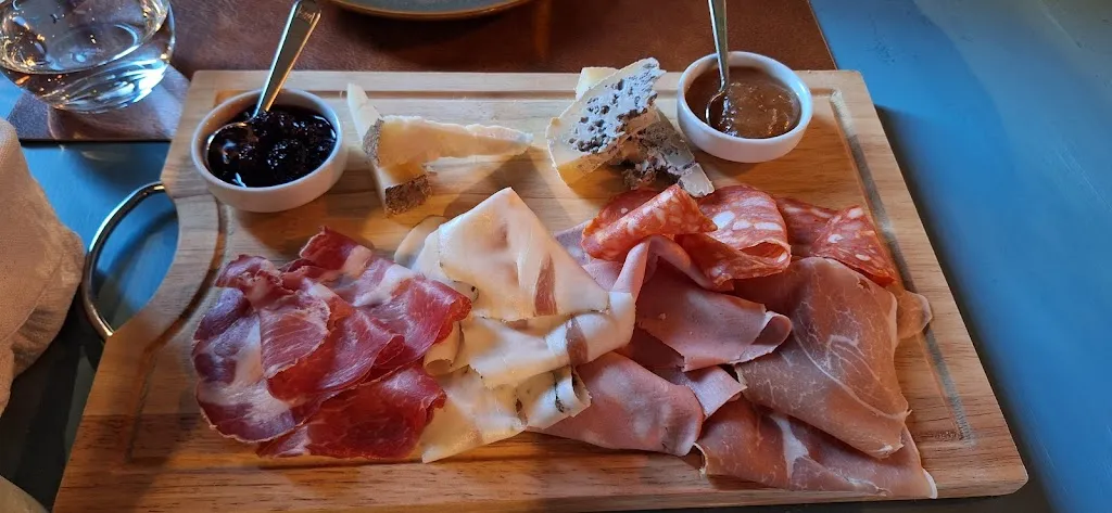 Giulia Nicelli_Stai-Manzo_Isasca_review