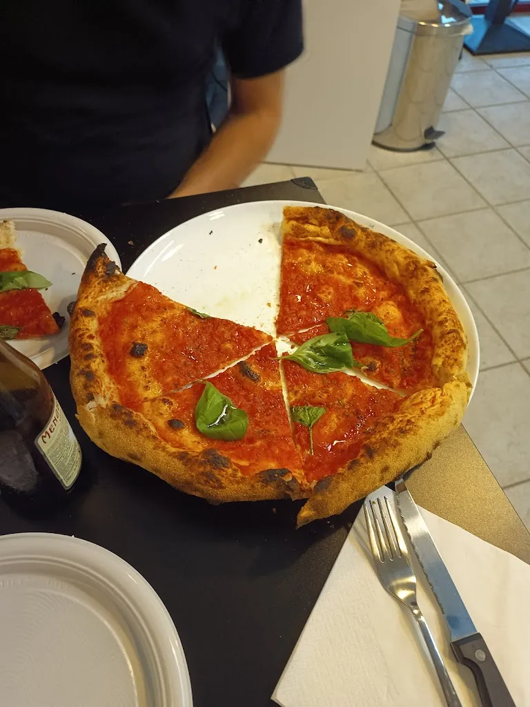 Menu_Rouge Pizza_Lessona_image_4