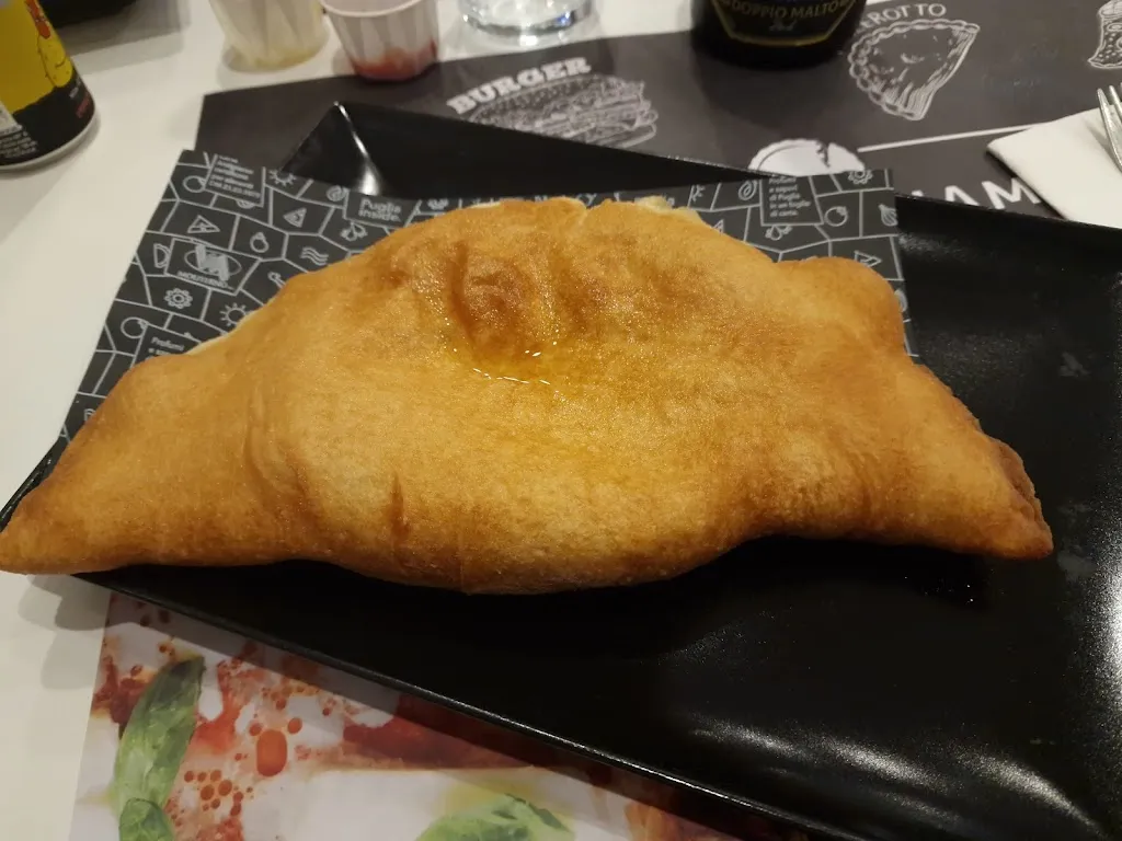 Panzerottiamo Conversano restaurant in Conversano