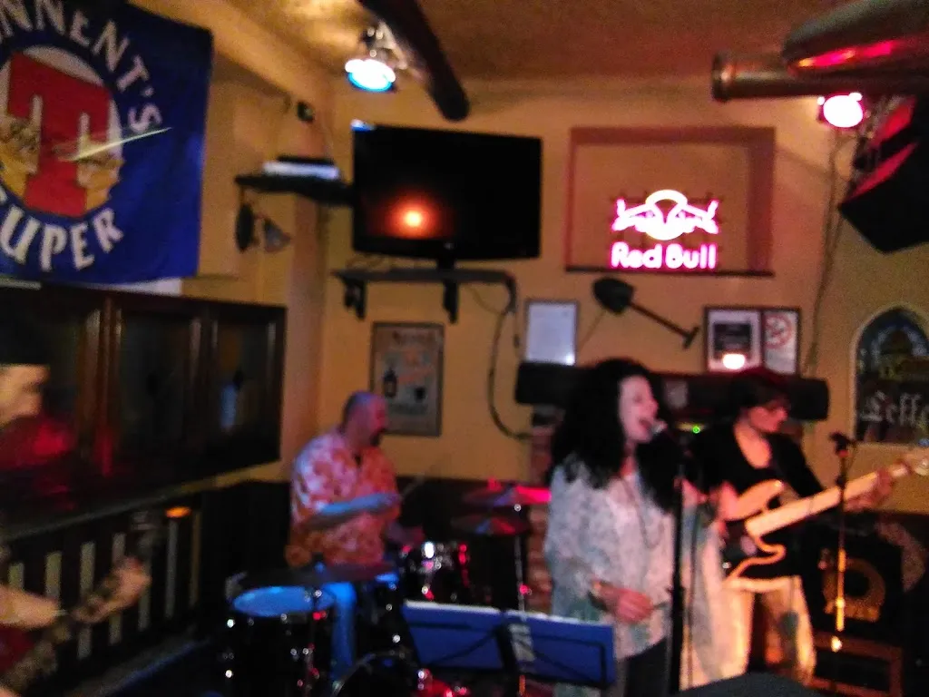 Black Lion Pub restaurant in Miagliano