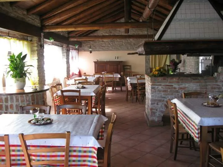 Ca'bianca Circolo restaurant in Mombaldone