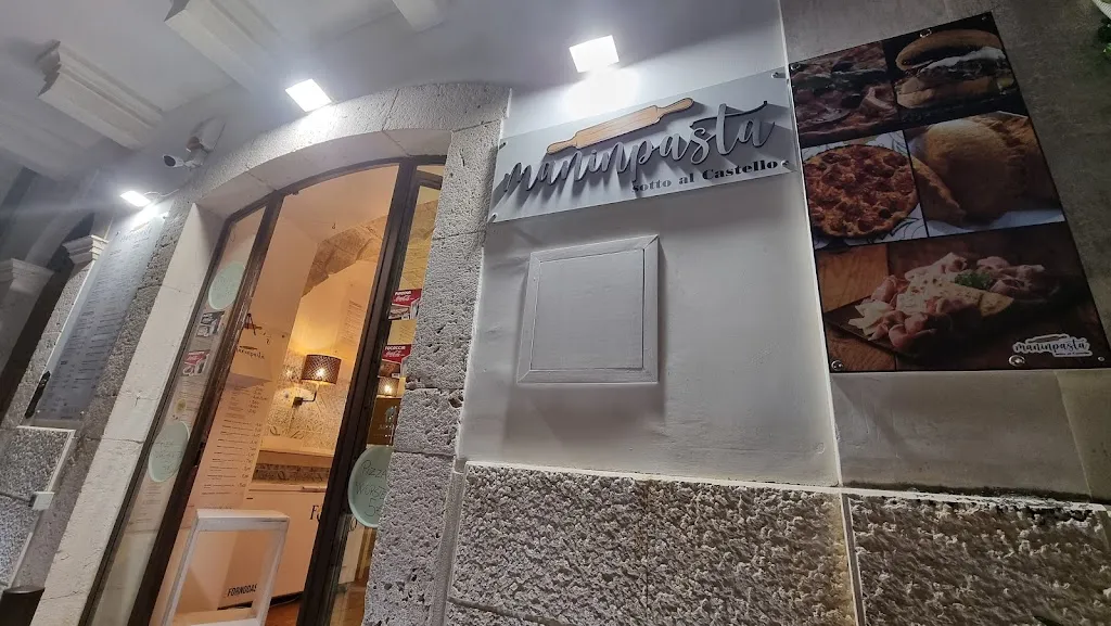 Maninpasta sotto al Castello panzerotti e pizza restaurant in Conversano