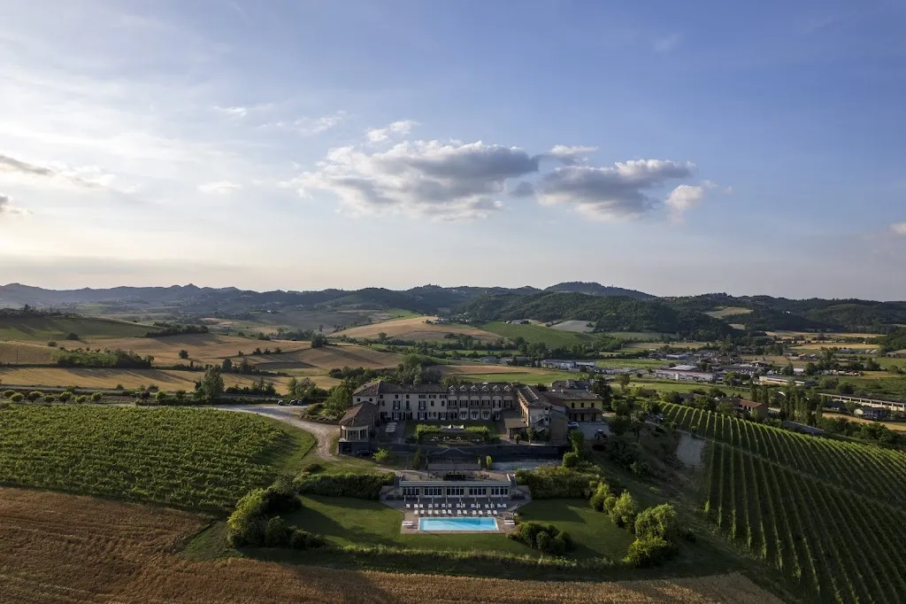 SPINEROLA Hotel Nidum, Restaurant Godezia, SPA Arborea restaurant in Moncalvo