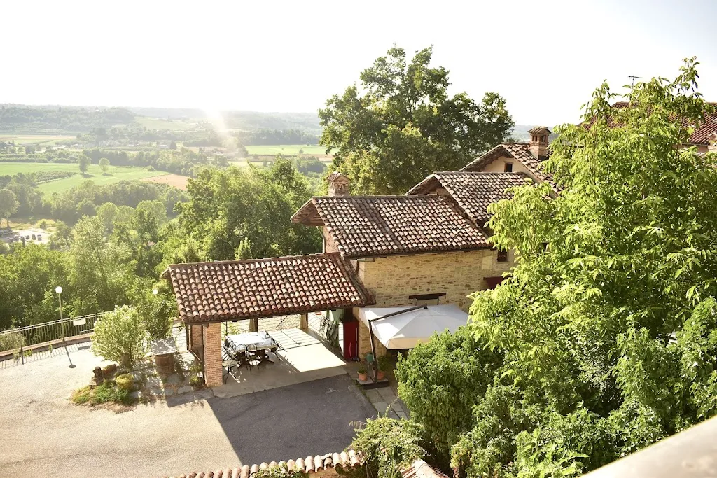 Tra Arte e Querce - Guest House (Monchiero) restaurant in Monchiero Borgonuovo