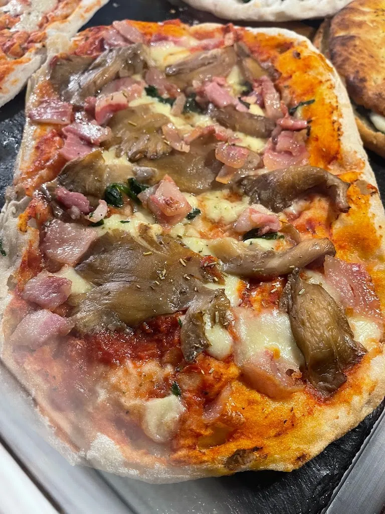 Menu_Black & White - Pinseria - Hamburgeria -Aperitivi- Pizzeria_Cutrofiano_image_3