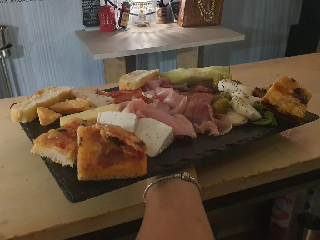 Menu_Black & White - Pinseria - Hamburgeria -Aperitivi- Pizzeria_Cutrofiano_image_4