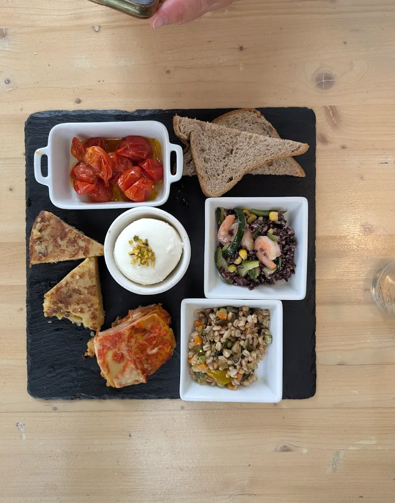 J.F. Sebastian_Black & White - Pinseria - Hamburgeria -Aperitivi- Pizzeria_Cutrofiano_review