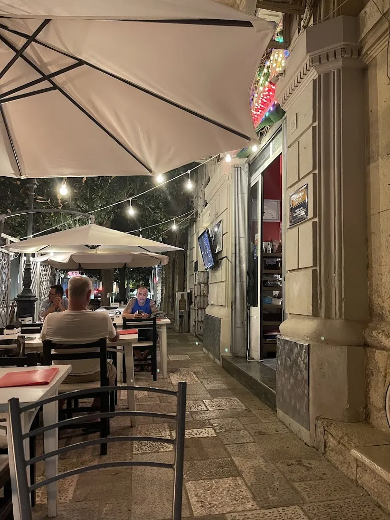 Tony Tarone_Black & White - Pinseria - Hamburgeria -Aperitivi- Pizzeria_Cutrofiano_review