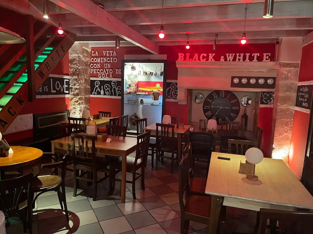Black & White - Pinseria - Hamburgeria -Aperitivi- Pizzeria restaurant in Cutrofiano