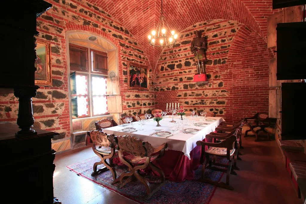 Castello di Pavone restaurant in Pavone Canavese