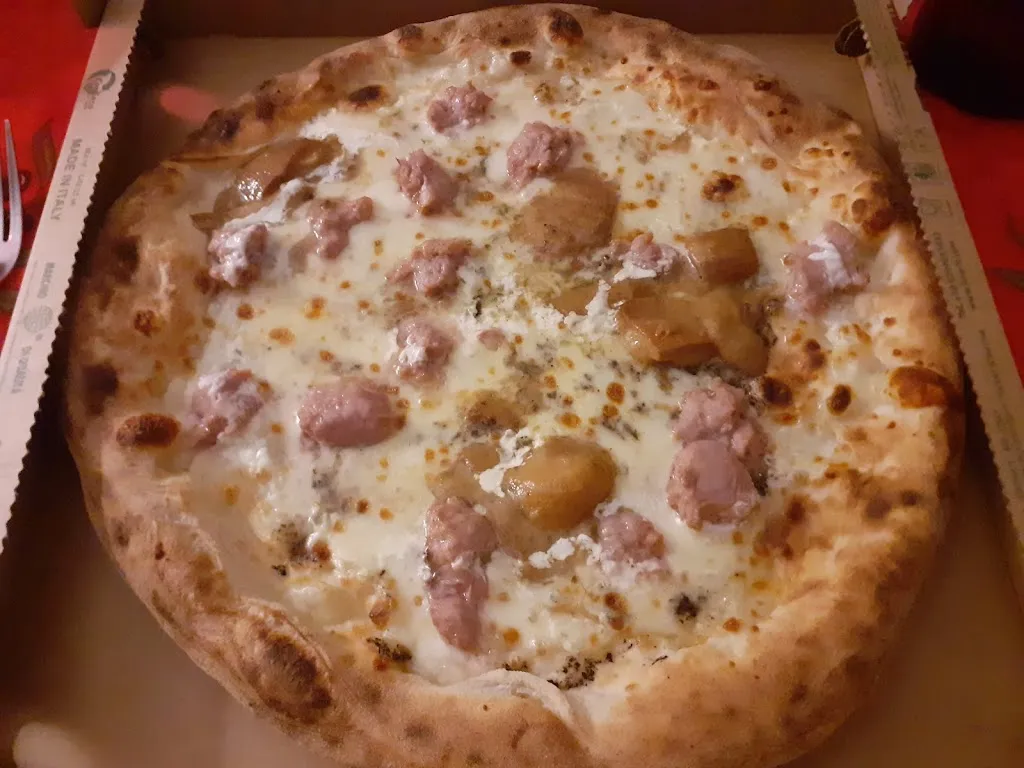 Laura Sarno_Pizzamania_Pernate_review