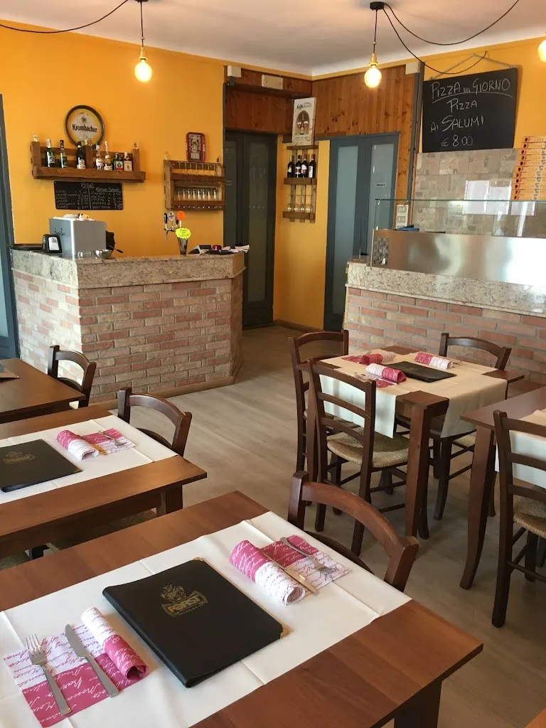 Pizzeria Pizza Più restaurant in Piasco