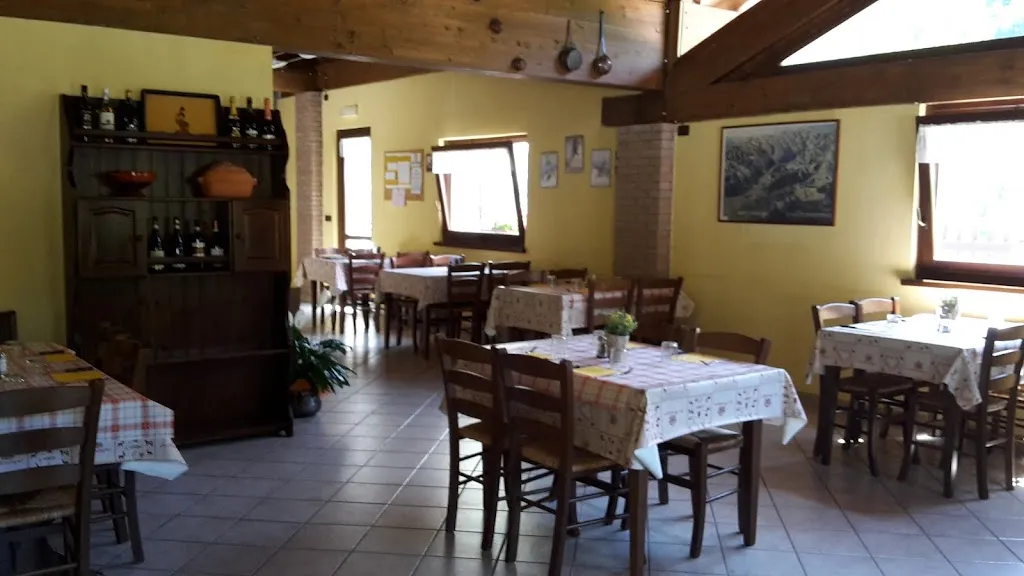 Ristorante-Ostello-Camping Cento Sentieri restaurant in Pietraporzio