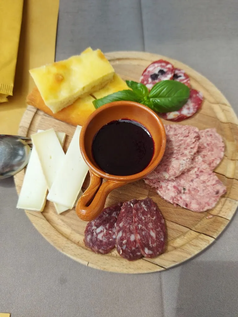 Natalie Underwood_La Topia_Postua_review