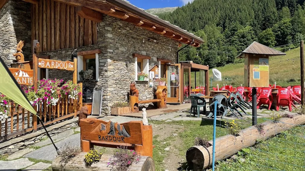 Martina Mayer Hertl_Bardour - Coffee, Grill & Rentals_Prali_review