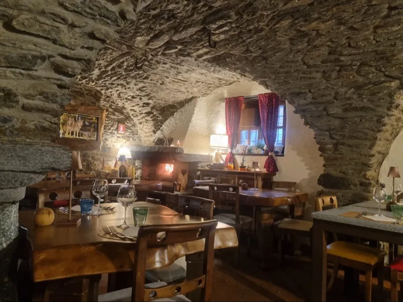 Silvia Saporetti_Il lupo e la greppia_Pragelato-Ruà_review