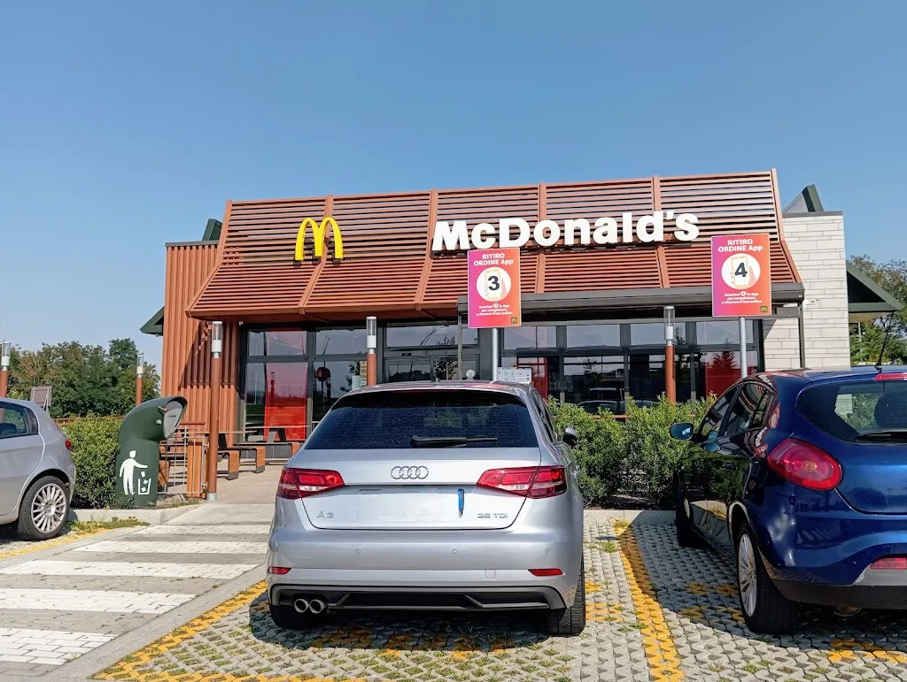 McDonald's Santhià restaurant in Santhià