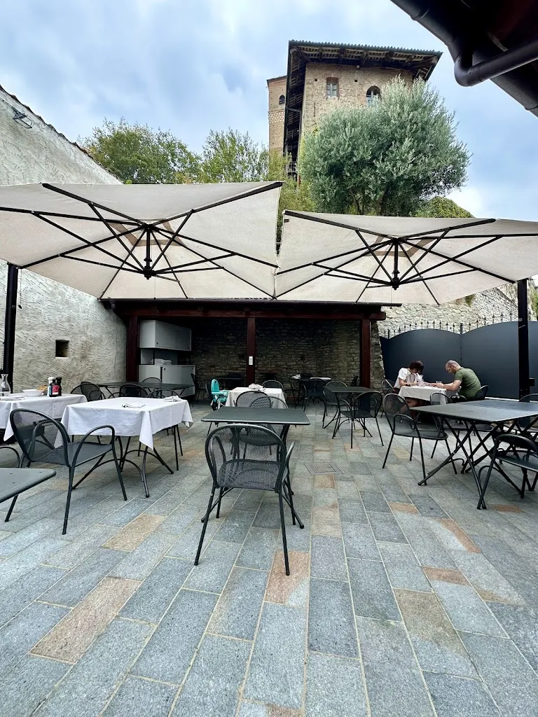 Osteria Tre case restaurant in Serralunga d'Alba