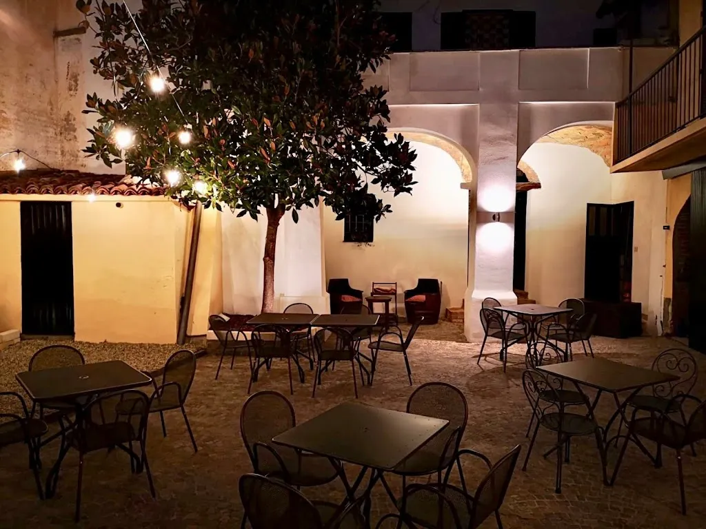 È...DiVino - La Vineria restaurant in Serralunga d'Alba