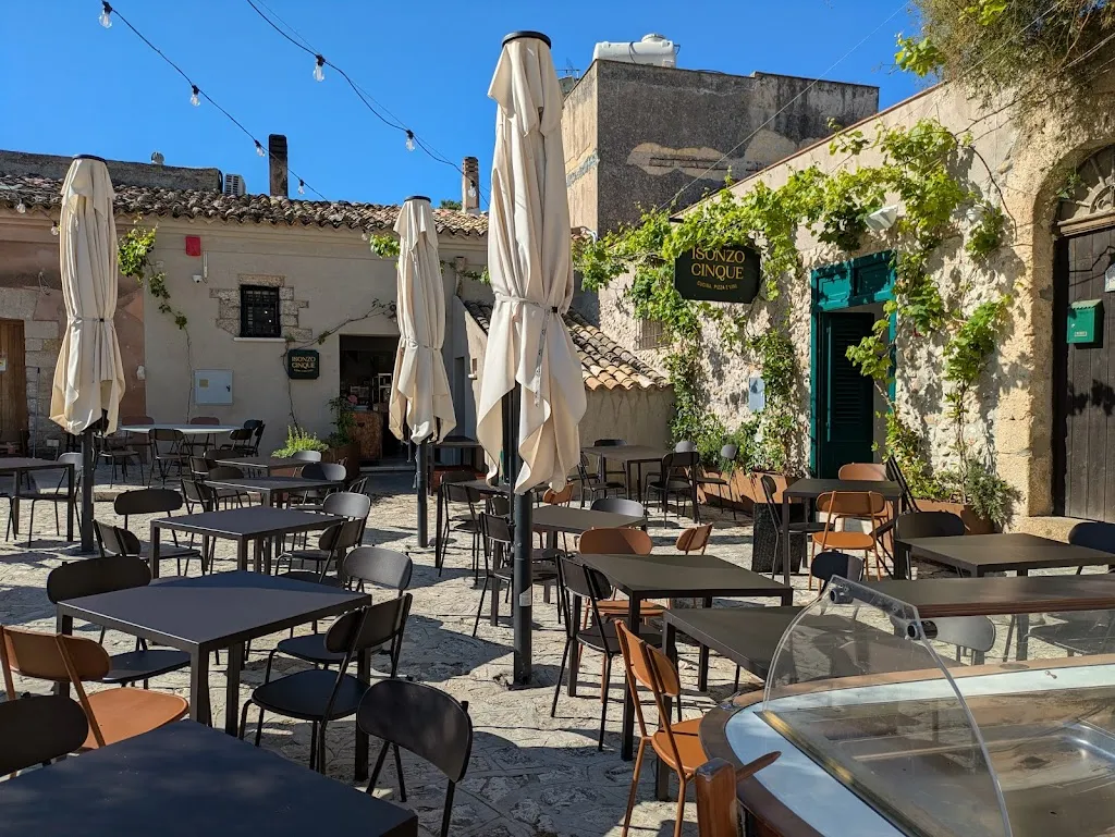 Isonzo Cinque restaurant in Scopello