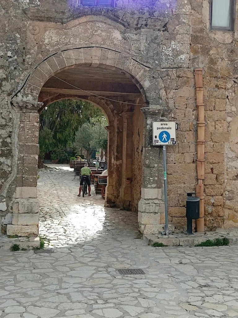 Penelope Harrison_Fortified courtyard_Scopello_review