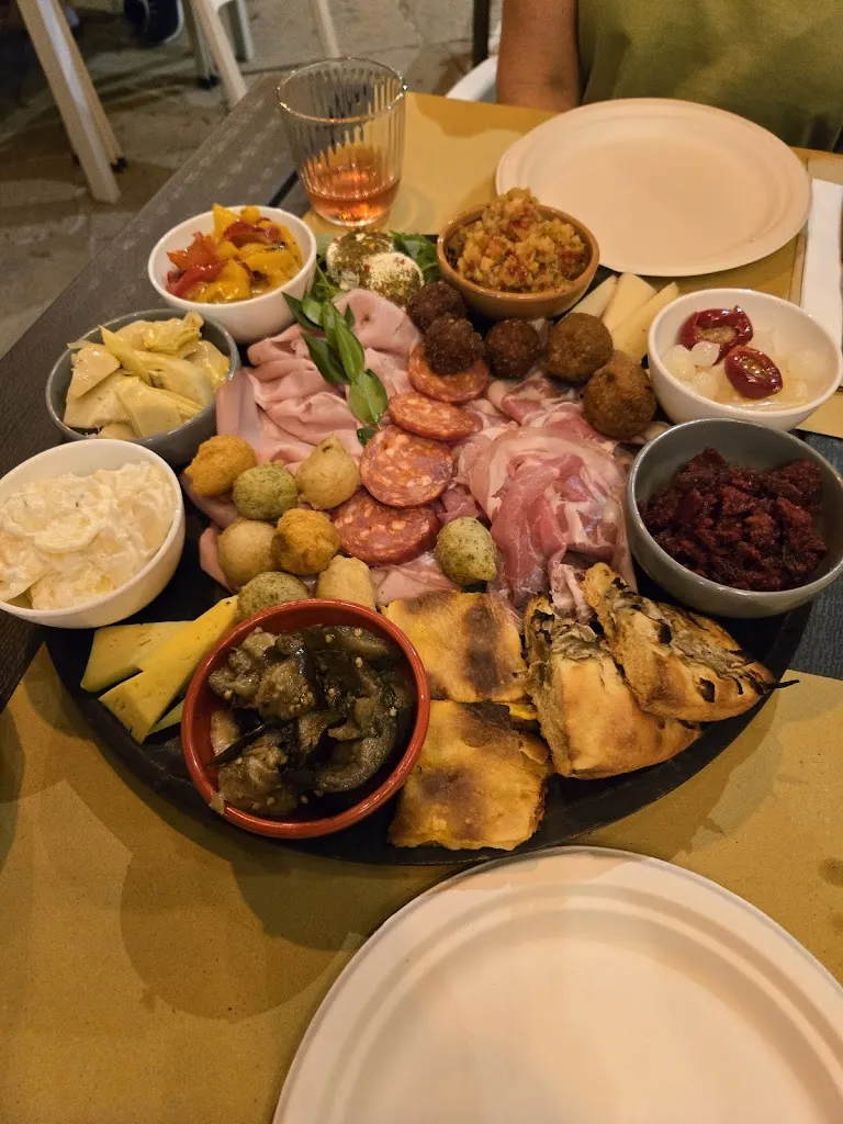 Lee DeCastro_Tana del Lupo_Galatina_review