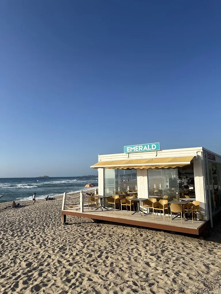 Lydia Jane Alice_Emerald Beach Bar_Badesi_review